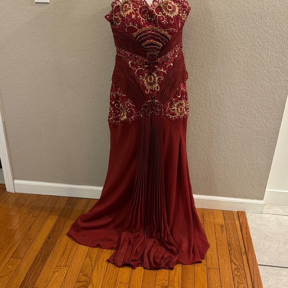 Royal Queen Elegant vintage Maroon Embellished‎ Evening Gown size 10